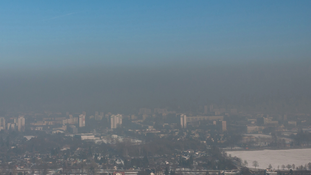 Slovenské mestá v dusivom zovretí: Nad našimi dolinami sa vznáša smog, platia varovania