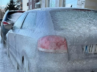 Celé západné Slovensko hlási mrznúci dážď. Cesty sa menia na klzisko, bratislavské letisko je uzatvorené