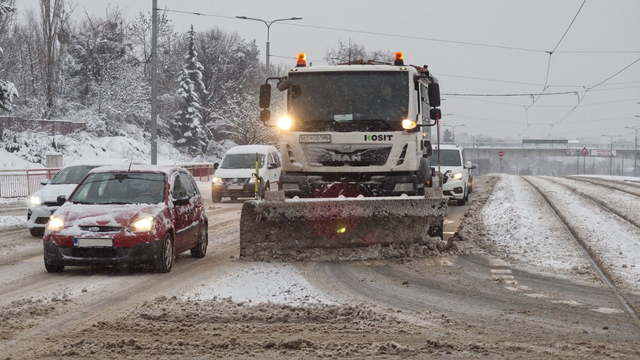 V Košiciach pre sneženie vyhlásili 1. kalamitný stupeň. Situácia na cestách na východe je stále nepriaznivá