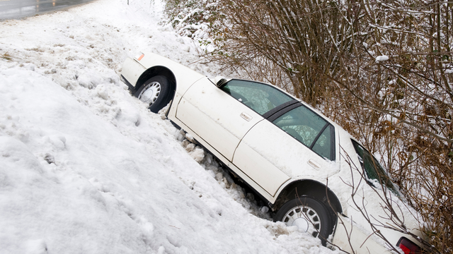 Čo sa deje na ranných cestách? Husté sneženie už komplikuje dopravu