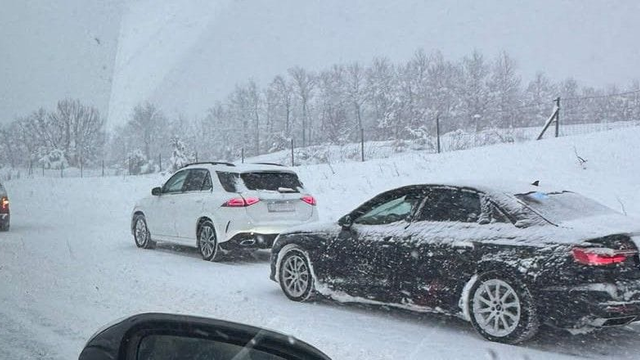 Chorvátsko zasypáva sneh. Diaľnica je upchatá, ľudia mrznú v autách
