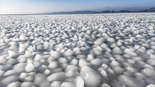 Vyzerajú ako z AI, no sú skutočné: Ľadové gule na Balatone majú jasné vysvetlenie