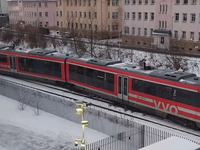 Vlak sa vykoľajil kvôli vrstve ľadu. Najďalej platia život ohrozujúce podmienky na cestách