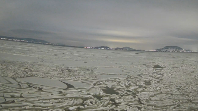 HISTORICKÝ MOMENT: Balaton úplne zamrzol. Naposledy sa tak stalo pred 9 rokmi