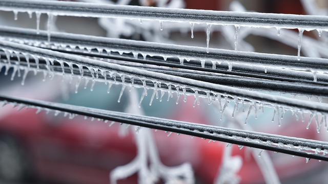 Teplý front už dorazil: Mrznúci dážď smeruje do Česka a potom príde na Slovensko