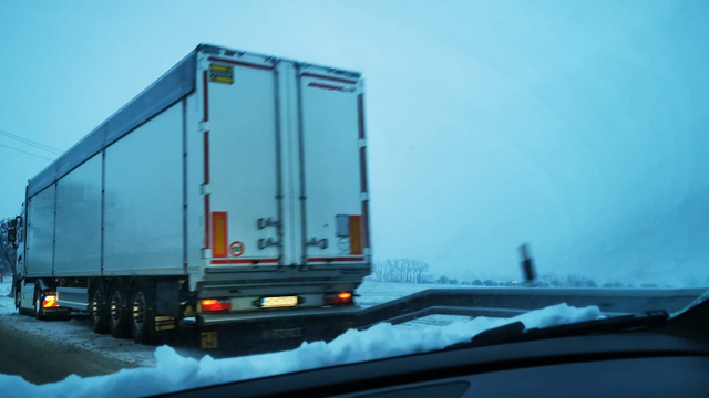 AKTUÁLNE: Sneženie už uzatvára prvé cesty na Slovensku. V noci bude ešte horšie