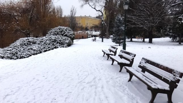 Druhá vlna sneženia je tu. V našej oblasti nasneží ďalších 20 cm snehu