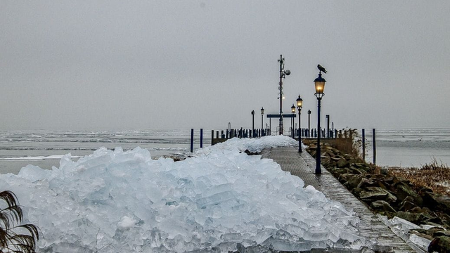 FOTO: Fascinujúce divadlo na Balatone: Hromady ľadu drvia pobrežie
