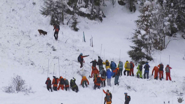 VIDEO: Kúsok od lyžiarov sa spustila lavína do údolia. Zahynuli traja ľudia