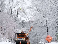 AKTUÁLNE: Vietor začína naberať na sile a môže dosiahnuť silu ORKÁNU. Viaceré obce sú už bez prúdu