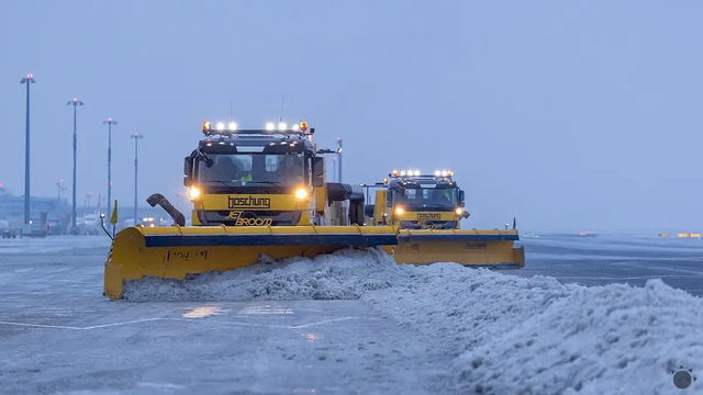 Z viedenského letiska od rána odpratali neuveriteľných 15-tisíc ton snehu