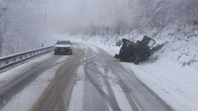 Pozor na cestách. Sneženie paralyzuje horské priechody, kamióny stoja!