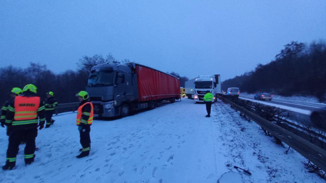 V Česku spôsobilo sneženie dopravný kolaps. Na diaľnici D8 sa stala hromadná nehoda