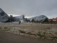 Na diaľnicu sa zrútilo lietadlo plné bankoviek, príčinou malo byť krupobitie