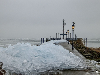 FOTO: Fascinujúce divadlo na Balatone: Hromady ľadu drvia pobrežie