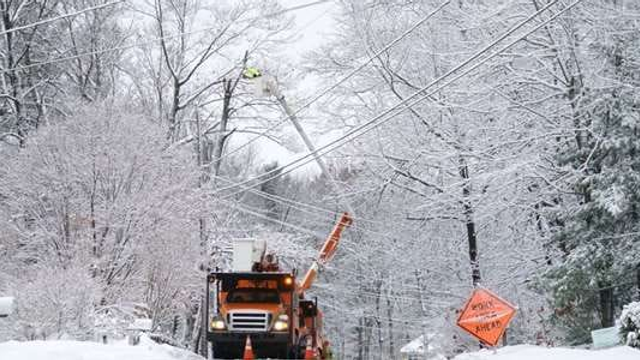 AKTUÁLNE: Vietor začína naberať na sile a môže dosiahnuť silu ORKÁNU. Viaceré obce sú už bez prúdu