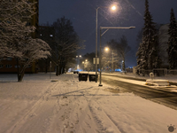 Zima cez noc pritvrdila. Sneh zasypal viaceré oblasti