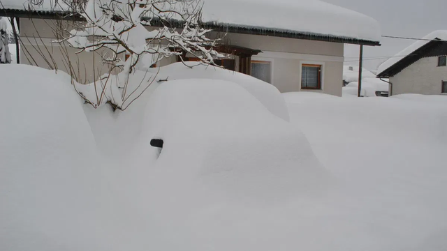 Jedna snehová kalamita na Slovensku za druhou. Táto zima bola ešte horšia ako aktuálna