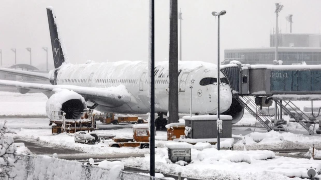 Snehová kalamita zastavila letisko Viedeň. Toľko snehu tu nebolo niekoľko rokov