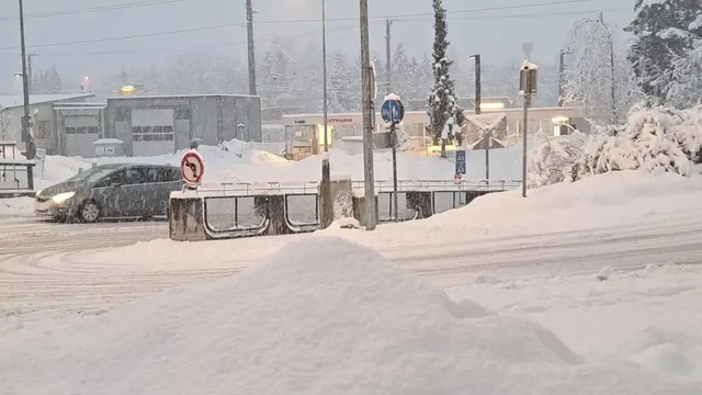 Sneh zasypal cesty a diaľnice, zatvorili letisko a chaos sa prehlbuje. Sneženie bude pokračovať