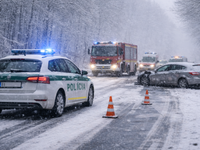 Návrat zimy spôsobil viacero dopravných nehôd. Na čas uzavreli aj tunel Višňové