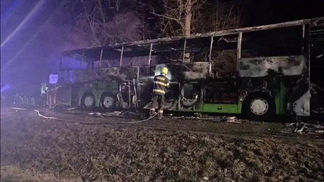 Tragédia na cestách: Po zrážke s kamiónom začal horieť autobus, vodič neprežil