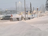 Sneh zasypal cesty a diaľnice, zatvorili letisko a chaos sa prehlbuje. Sneženie bude pokračovať