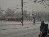 Viac ako 3 cm za hodinu. Bratislavu a časť západu čaká snehová kalamita a veľké problémy