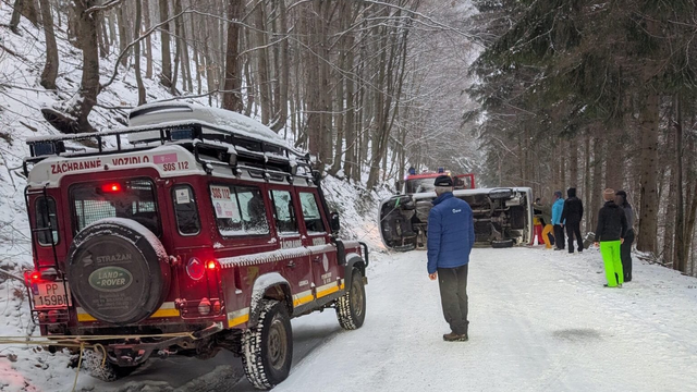 Keď nemusíte, necestujte: Množstvo nehôd a prevrátené auto, šmýka sa všade