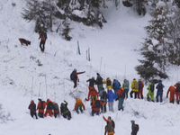 VIDEO: Kúsok od lyžiarov sa spustila lavína do údolia. Zahynuli traja ľudia