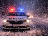 Cesty pokrýva sneh. Situácia sa na cestách zhoršuje a doprava stojí na prvých miestach