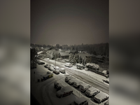 Slovensko sa zobúdza do zasneženého a veterného rána. Cez deň sa ochladí a vietor naberie na sile