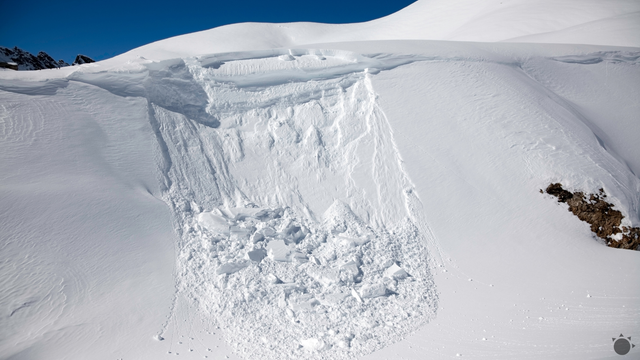 Tragédia vo francúzskych Alpách. Lavína zabila troch lyžiarov, ďalší bojuje v nemocnici