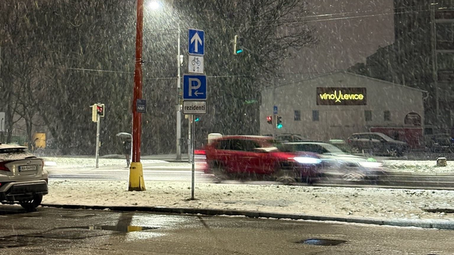 AKTUÁLNE: V Bratislave už husto sneží. Začínajú sa prvé problémy v doprave