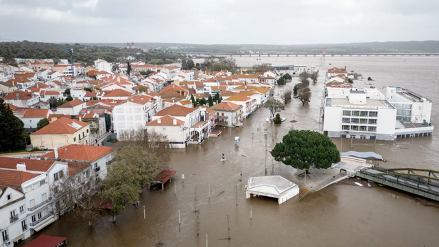 Nastáva „povodeň storočia“. Rieky stúpajú, vlaky stoja a vrchol vlny ešte len príde
