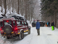 Keď nemusíte, necestujte: Množstvo nehôd a prevrátené auto, šmýka sa všade