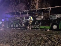 Tragédia na cestách: Po zrážke s kamiónom začal horieť autobus, vodič neprežil