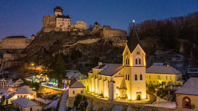 AKTUÁLNE: Nad Trenčínom sa dnes odohrá veľké divadlo. Všetko závisí od počasia