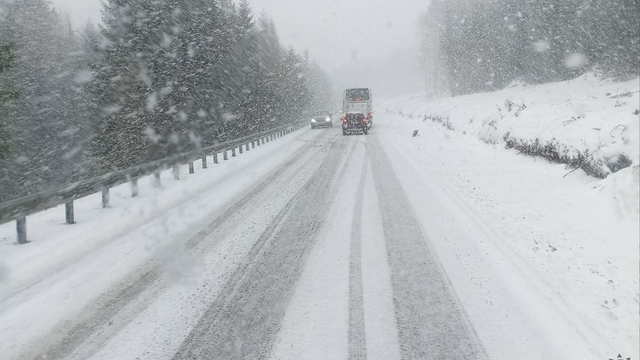 Na niektorých cestách pozor, ide sneženie. Problémy môže sneh spôsobiť už ráno