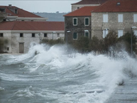 Chaos na chorvátskom pobreží. Silný vietor a vysoké vlny spôsobili rozsiahle škody