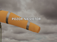 Meteorológovia upozorňujú a vydali výstrahu. V týchto okresoch pozor na vietor