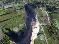 Dedinu pohlcuje obrovská diera, ktorá stále rastie