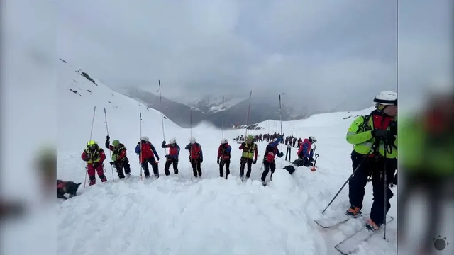 Lavína v Alpách zmietla až 25 lyžiarov. Dvaja zahynuli