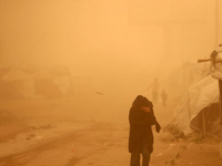 Vietor zdvihol prach a piesok. Pásmo Gazy zasiahla mohutná piesočná búrka