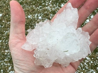 Búrkový front priniesol krupobitie aj tornádo. Všetko lietalo vzduchom