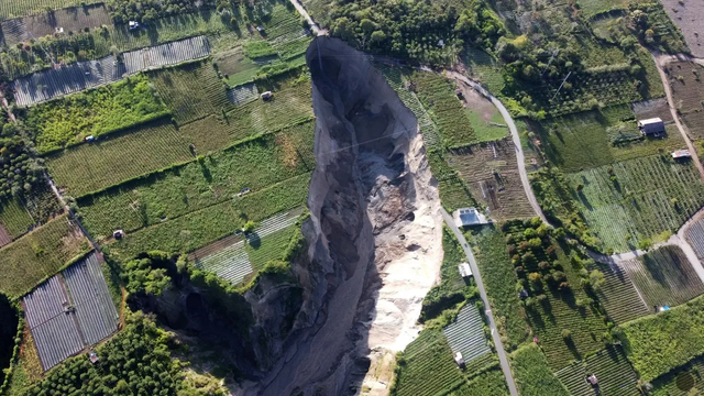 Dedinu pohlcuje obrovská diera, ktorá stále rastie