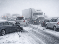 Snehová víchrica ochromila dopravu. Po reťazovej nehode hlásia aj jednu obeť