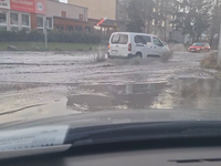 VIDEO: Búrky spojené so zosilnením zrážok spôsobujú prvé problémy. Na cestách stojí voda