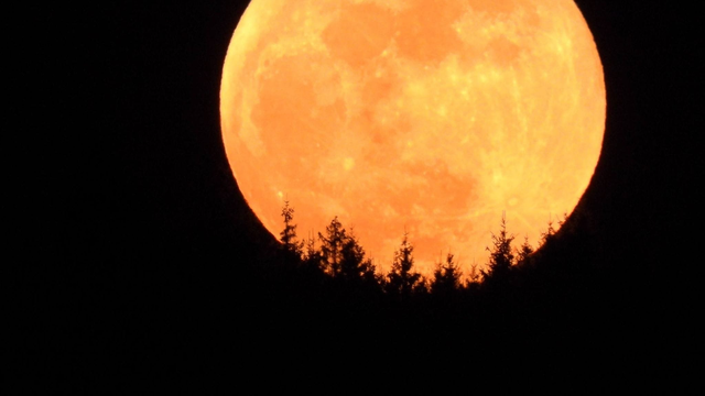 Foto: Slováci pozorovali fascinujúci „ČERVÍ“ Mesiac