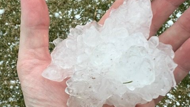 Búrkový front priniesol krupobitie aj tornádo. Všetko lietalo vzduchom